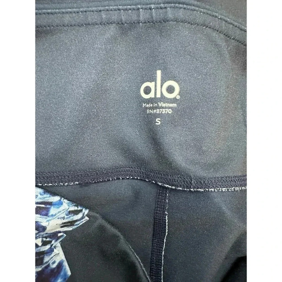 ALO Yoga Women's Blue BOHO Patterned High Rise Cropped Leggings Size Small - Picture 4 of 5